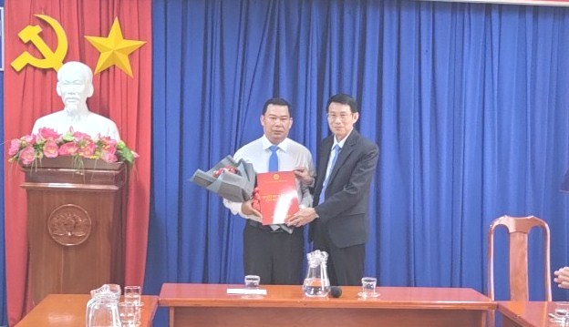 Ông Đinh Văn Thiệu trao quyết định cho ông Nguyễn Thành Sơn.