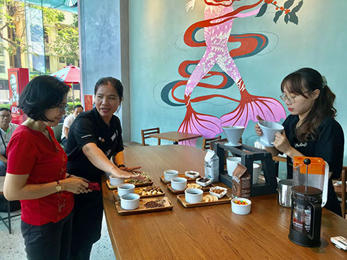 Nhân viên cửa hàng Starbucks Nha Trang Center giới thiệu sản phẩm cà phê với khách hàng.