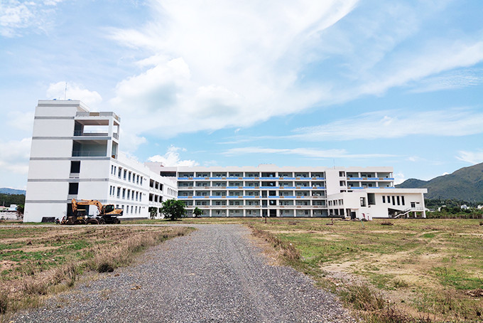 Trụ sở mới Trường Cao đẳng Y tế Khánh Hòa tại thôn Hòn Nghê, xã Vĩnh Ngọc.