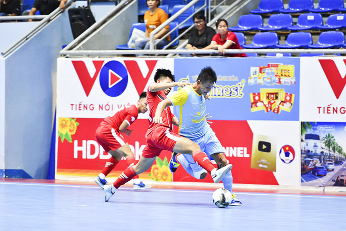Đội bóng Sanvinest Khánh Hòa trong trận đấu với Hiếu Hoa Đà Nẵng.  