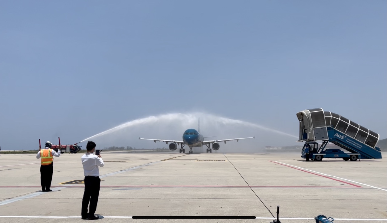 Cảng Hàng không quốc tế Cam Ranh tổ chức nghi thức phun vòi rồng chào đón chuyến bay mới.