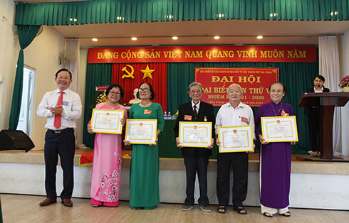 Các cá nhân được UBND TP. Nha Trang khen thưởng. 