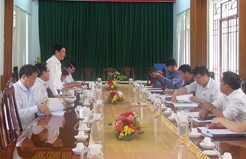 Ông Lữ Thanh Hải phát biểu tại buổi làm việc với Ủy ban Bầu cử huyện Khánh Sơn