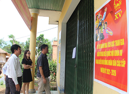 Kiểm tra việc tuyên truyền bầu cử, chuẩn bị cơ sở vật chất tại 1 điểm bỏ phiếu tại xã Thành Sơn 