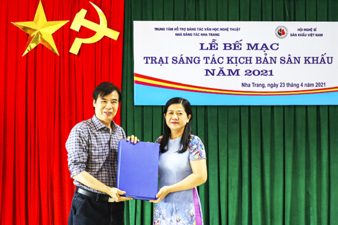 Lãnh đạo Hội Nghệ sĩ sân khấu Việt Nam trao tặng tập kịch bản cho đại diện Nhà Sáng tác Nha Trang. 