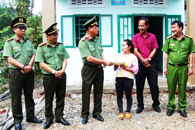 Công an tỉnh: Bàn giao nhà tình nghĩa ở Khánh Vĩnh