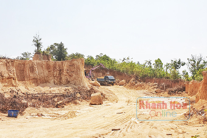 Một quả đồi tại xã Sơn Tân bị “cạo trọc”.