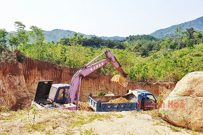 Khai thác đất trái phép tại xã Sơn Tân.