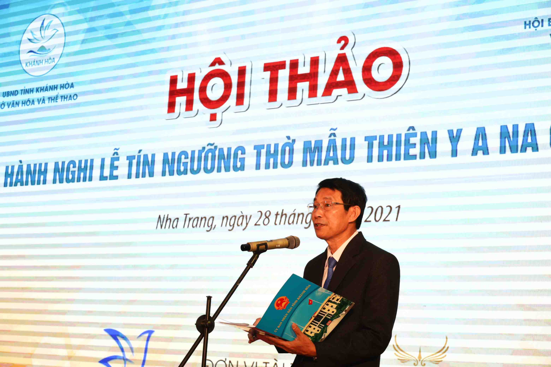 Ông Đinh Văn Thiệu phát biểu tại hội thảo.