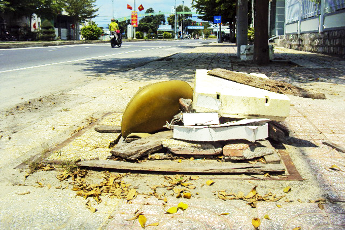 Cần thay nắp hố ga