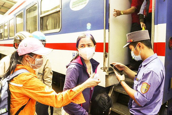 Khách đi tàu tại ga Nha Trang chấp hành các quy định phòng, chống dịch.