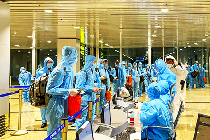 Các công dân về từ nước ngoài làm thủ tục nhập cảnh tại Sân bay Quốc tế Cam Ranh.