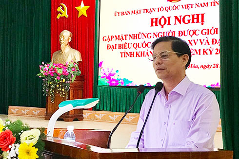 Ông Nguyễn Tấn Tuân thông tin về tình hình kinh tế - xã hội của tỉnh.