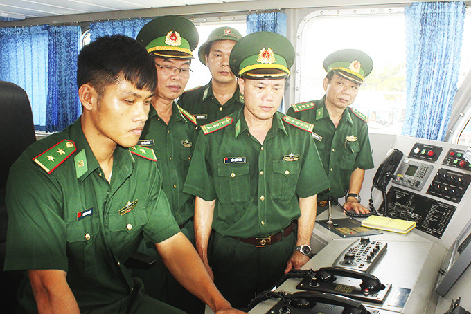 Đại tá Trần Quốc Toản - Chỉ huy trưởng Bộ Chỉ huy  Bộ đội Biên phòng tỉnh kiểm tra kỹ thuật tại biên đội tàu Hải đội 2.