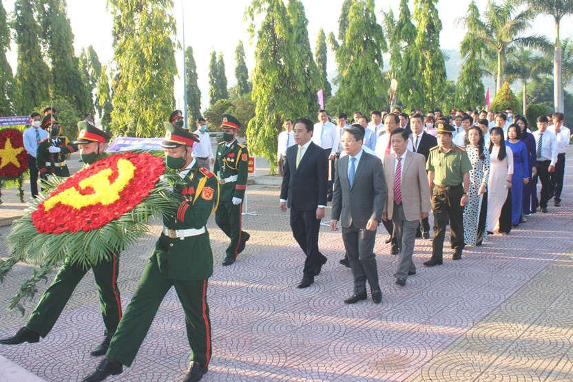 Đoàn đại biểu của Ban Chấp hành Đảng bộ tỉnh do ông Nguyễn Hải Ninh dẫn đầu tới viếng.