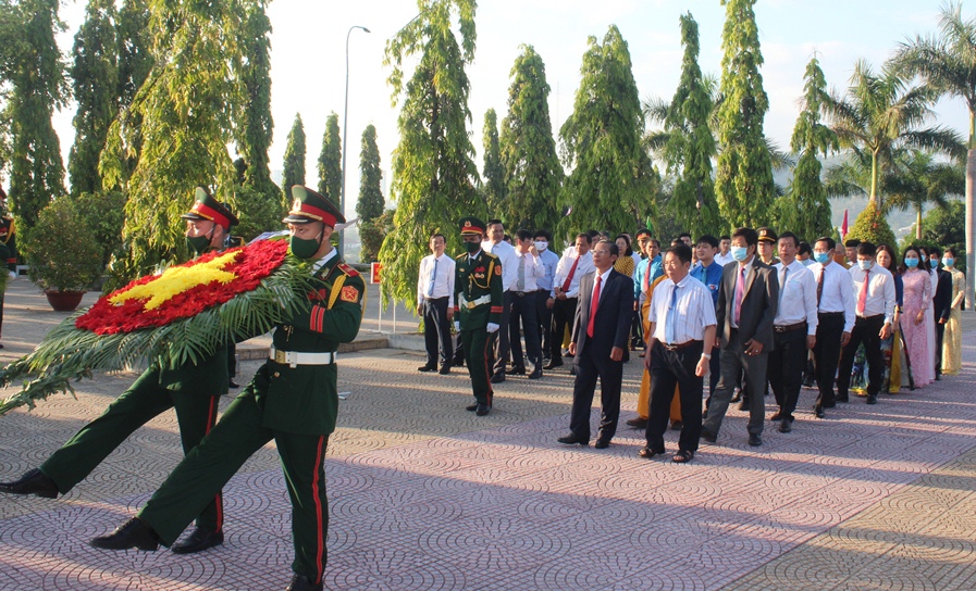 Đoàn đại UBMTTQ Việt Nam tỉnh do ông Trần Ngọc Thanh dẫn đầu vào viếng.