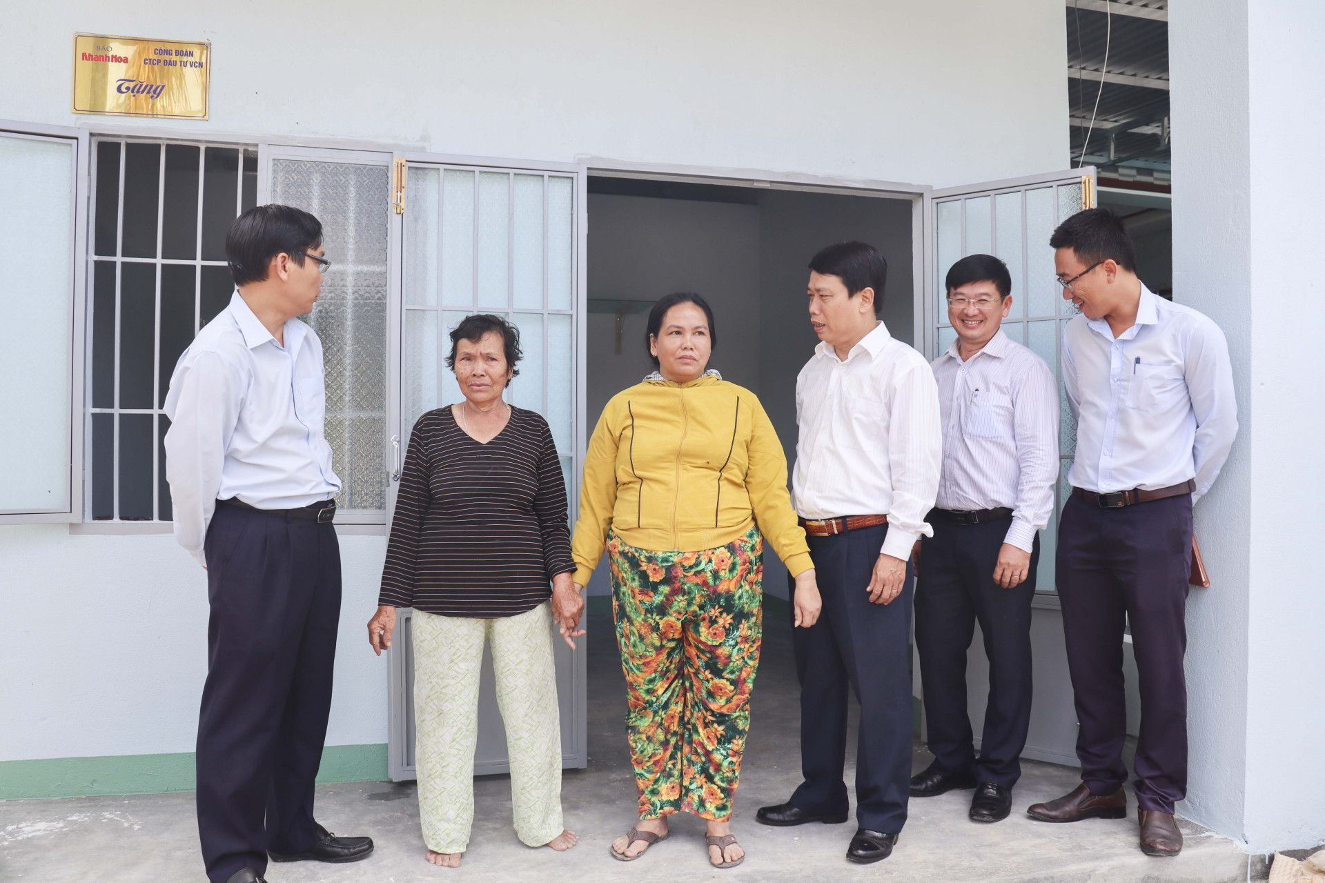Đại diện Báo Khánh Hòa và Công ty Cổ phần đầu tư VCN động viên gia đình bà Nguyễn Thị Hiệp.