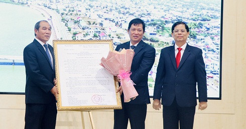 <p>Ông Nguyễn Tấn Tuân trao Quyết định công nhận Diên Khánh đạt tiêu chí đô thị Ioại IV cho lãnh đạo huyện Diên Khánh.</p>