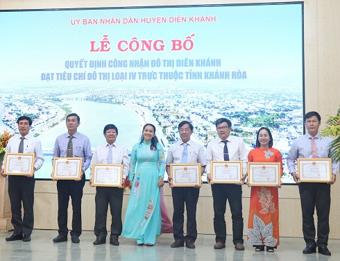 Lãnh đạo huyện Diên Khánh trao giấy khen cho các cá nhân có thành tích xuất sắc trong công tác xây dựng đô thị huyện Diên Khánh.