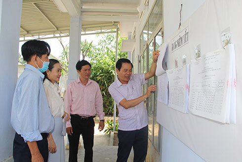 Đoàn kiểm tra công tác chuẩn bị bầu cử tại xã Cam Hiệp Bắc