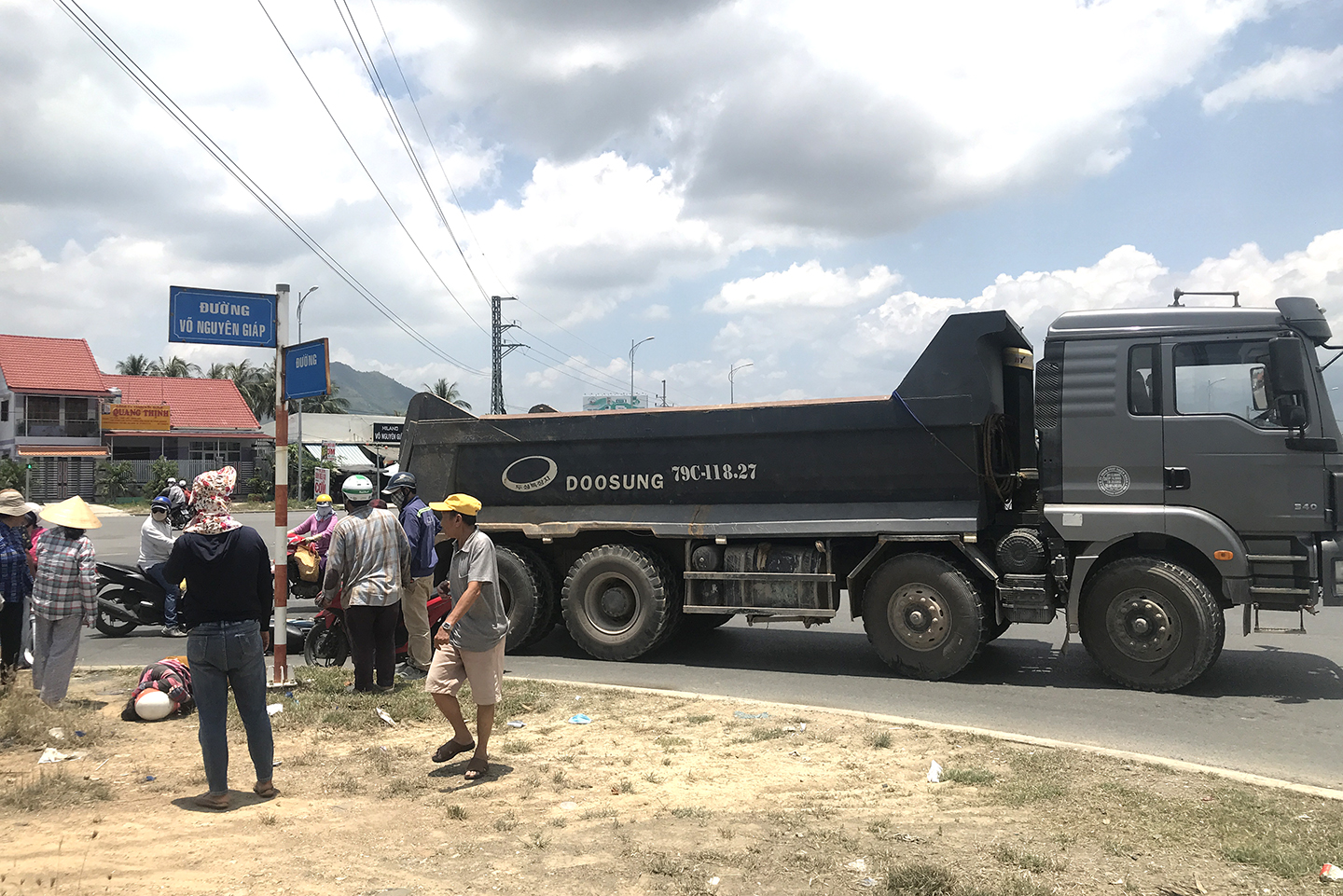 Tai nạn xảy ra ngay tại ngã tư đường Võ Nguyên Giáp và đường tránh thị xã Diên Khánh.