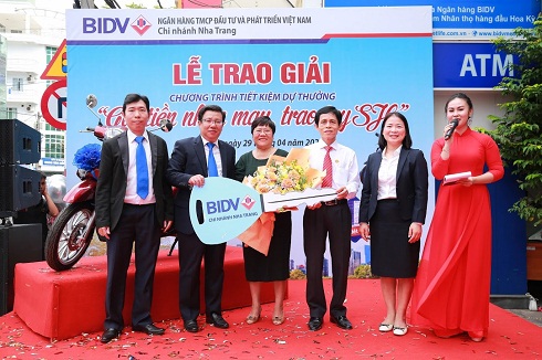Lãnh đạo Ngân hàng Nhà nước chi nhánh Khánh Hoà và BIDV Nha Trang trao giải đặc biệt cho khách hàng trúng thưởng.