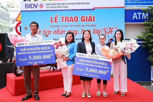 Bà Nguyễn Thị Minh - Phó Giám đốc phụ trách bán lẻ BIDV Nha Trang chụp hình lưu niệm cùng 4 khách hàng may mắn nhận giải khuyến khích. 