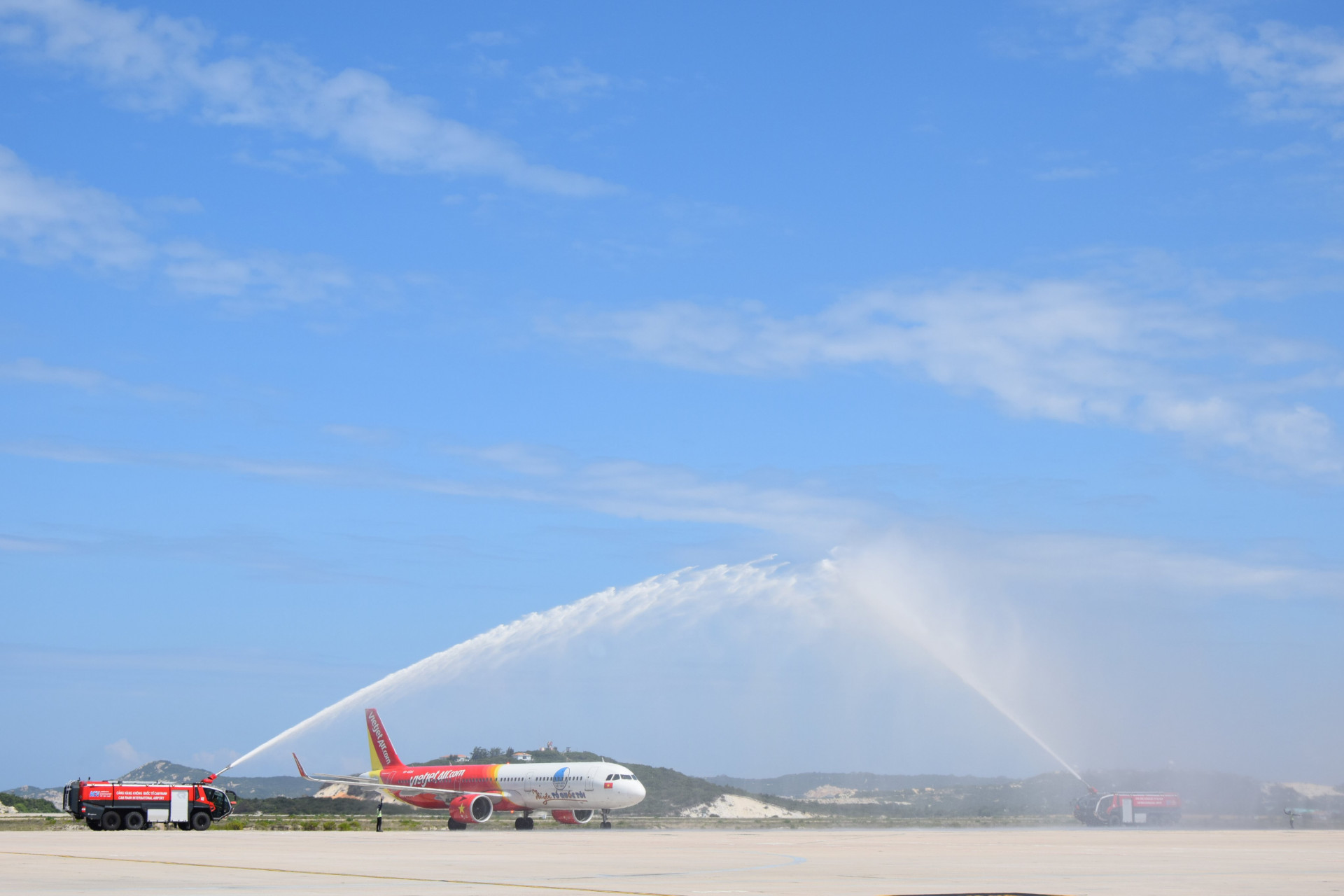 Cảng Hàng không quốc tế Cam Ranh tổ chức nghi thức phun vòi rồng chào đón chuyến bay mới
