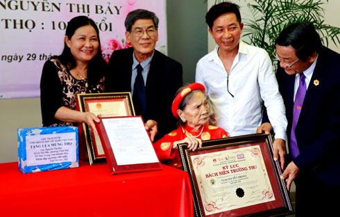 Mẹ Việt Nam anh hùng Nguyễn Thị Bẩy nhận kỷ lục Bách Niên Trường Thọ