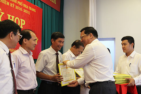 Ông Lê Hữu Thọ - Ủy viên Ban Thường vụ Tỉnh ủy, Bí thư Thành ủy Nha Trang khen thưởng các cá nhân hoàn thành xuất sắc nhiệm vụ hoạt động của HĐND thành phố.