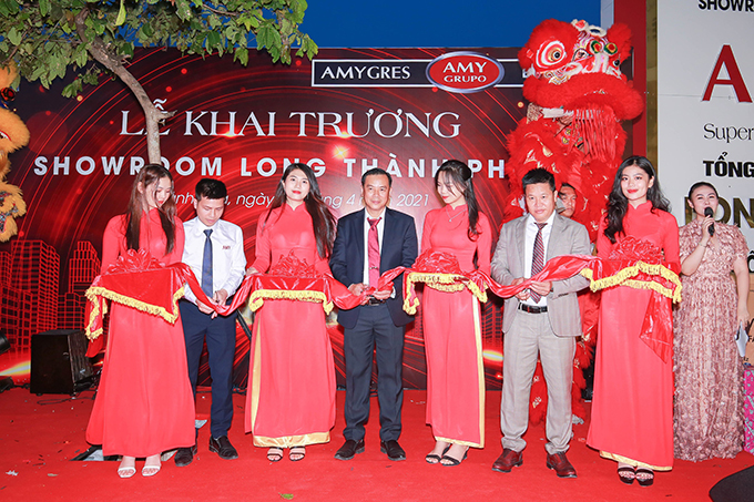 Cắt băng khai trương Showroom Long Thành Phát tại huyện Diên Khánh