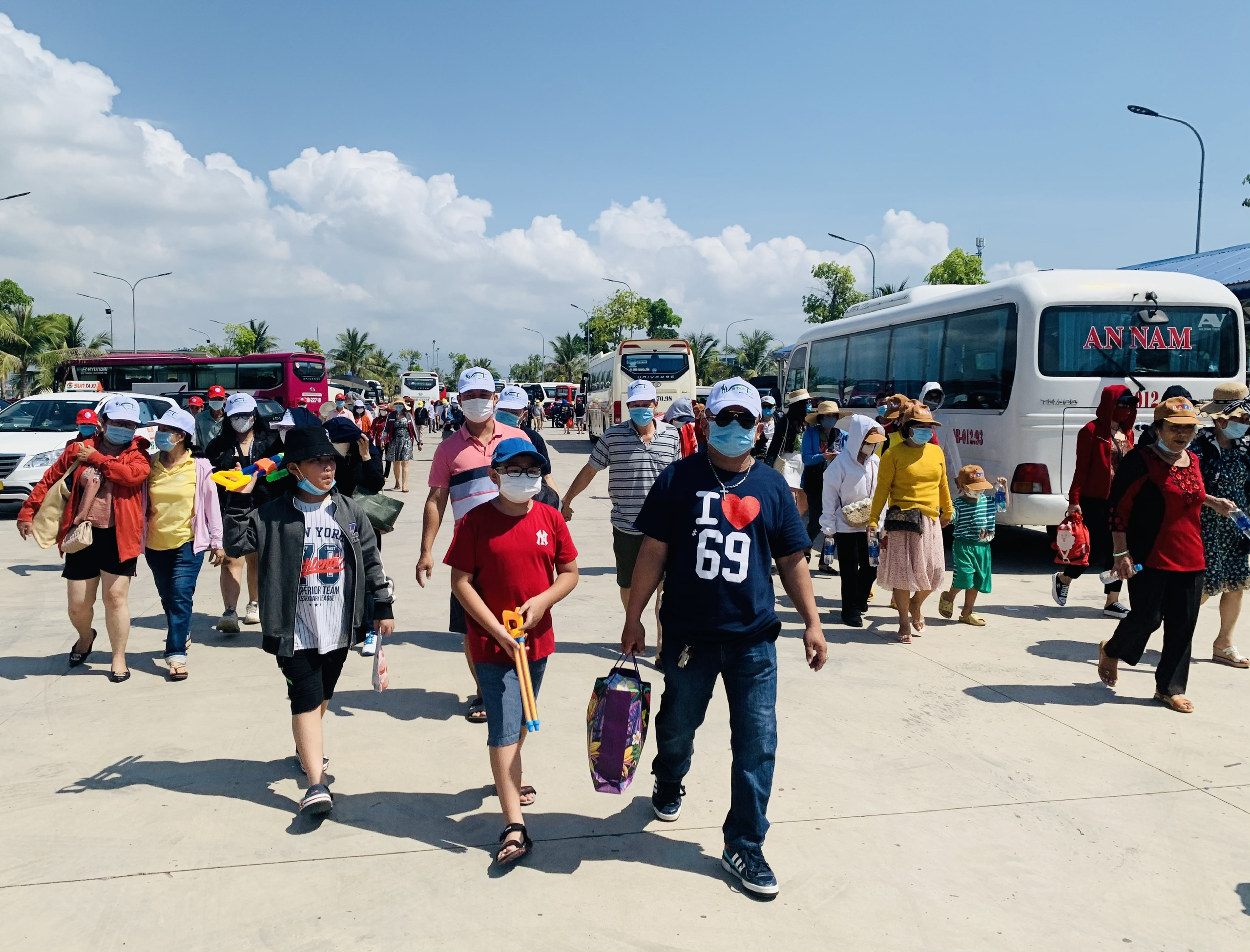 Nhộn nhịp du lịch biển đảo dịp lễ