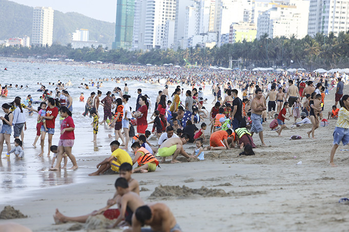 Rất đông người dân và du khách ra biển vui chơi, tắm mát