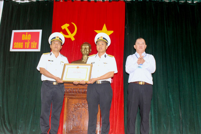 Ông Nguyễn Anh Tuấn trao bằng khen cho lãnh đạo UBND xã Song Tử Tây.