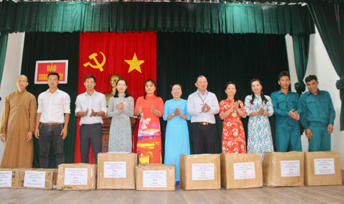 Ông Nguyễn Anh Tuấn trao quà cho các hộ dân tại xã Song Tử Tây. 