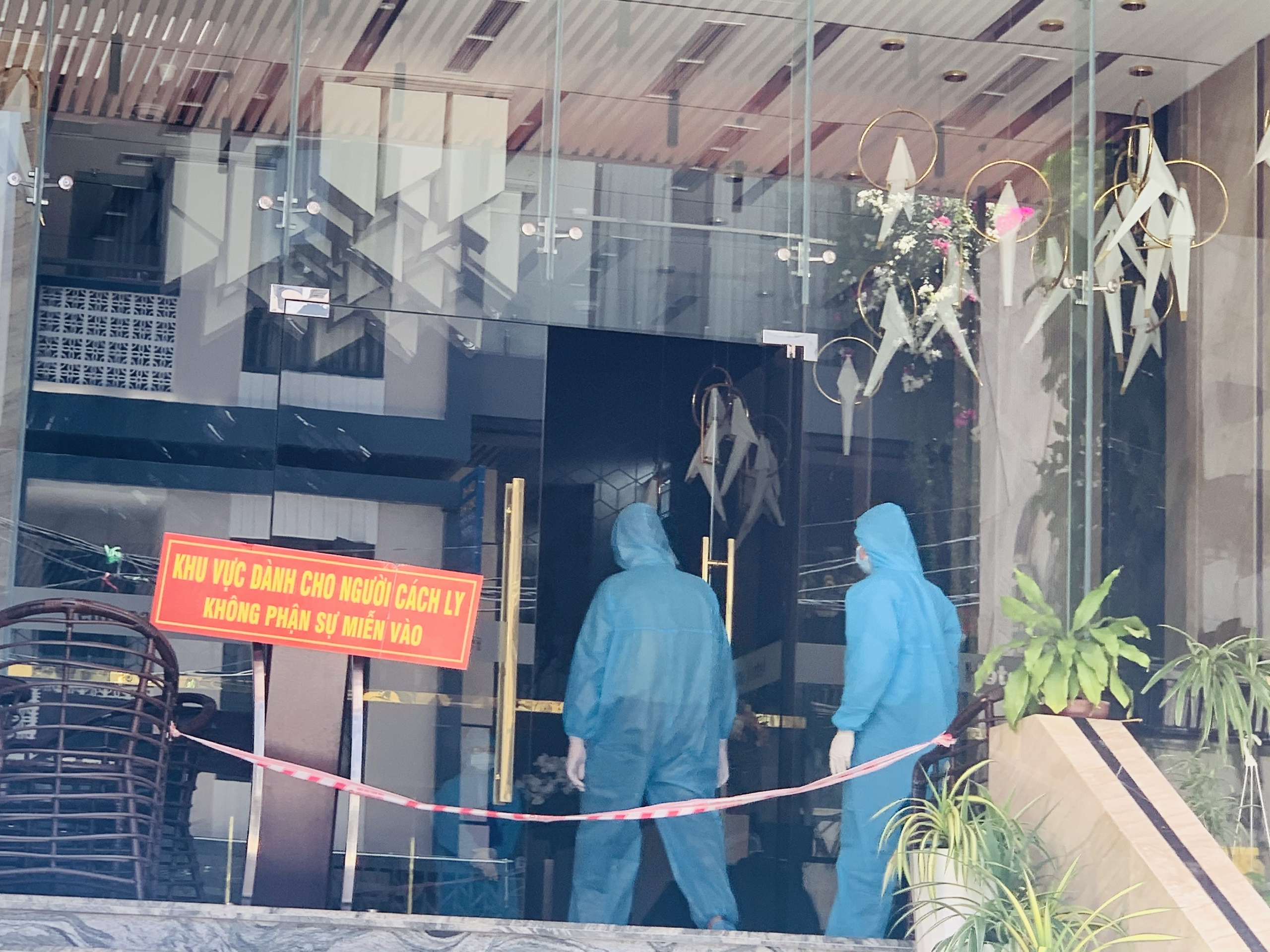 Kiểm tra thực tế tại khách sạn bị khách cách ly tố thức ăn có giòi