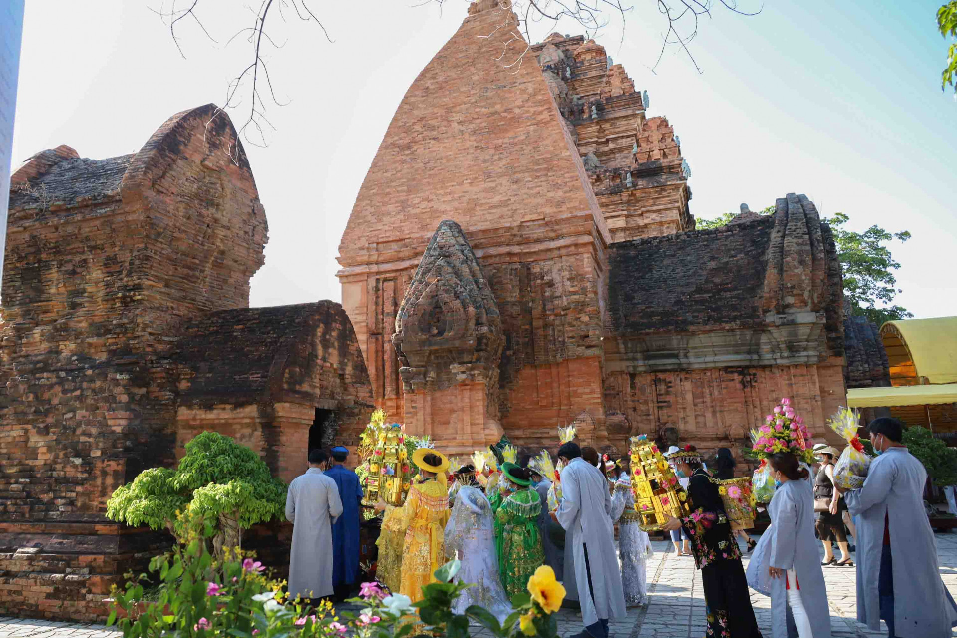 Người dân đến dâng lễ nhân dịp lễ hội Tháp Bà Ponagar năm 2021.