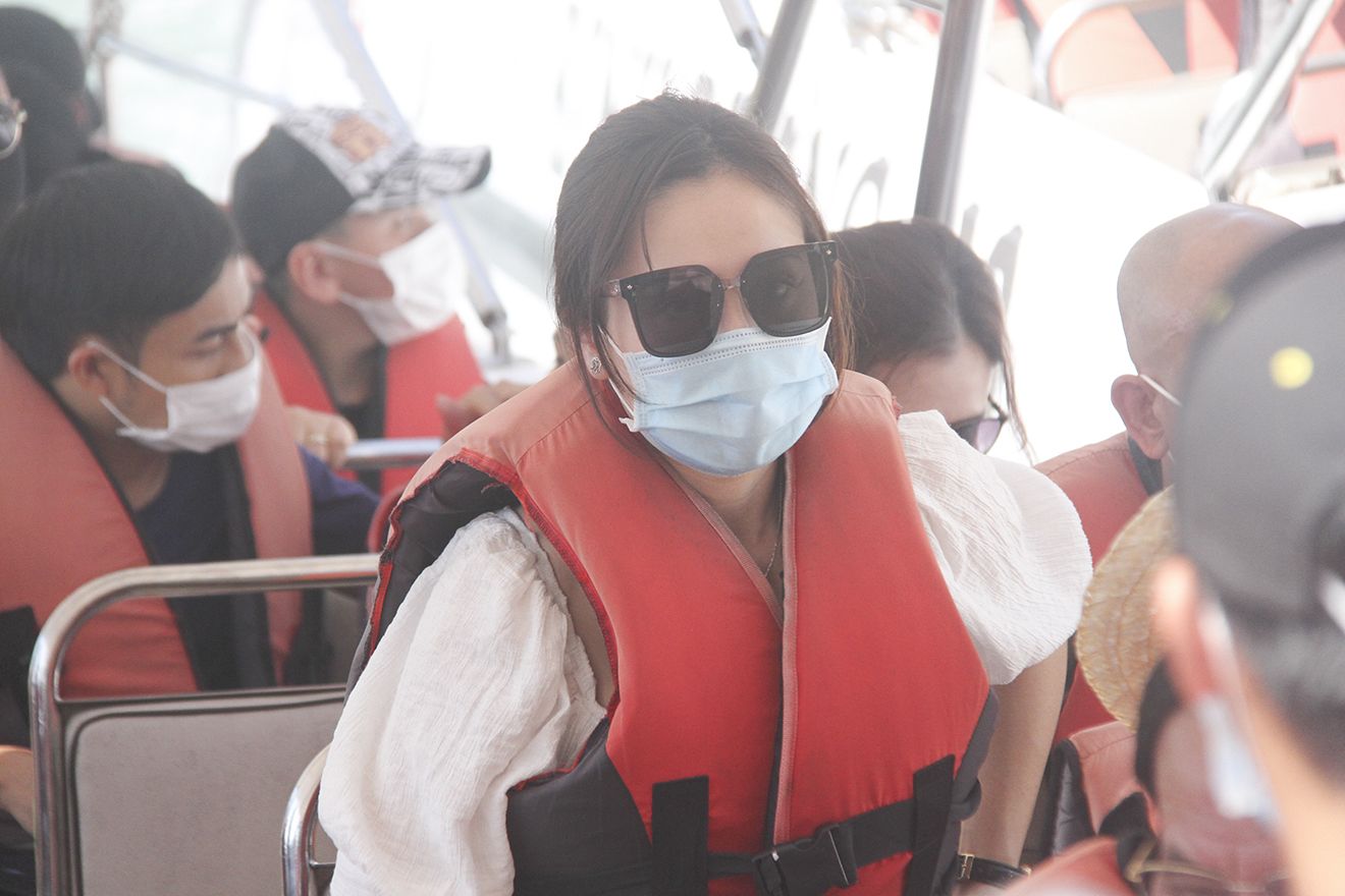 Tạm dừng hoạt động quán bar, karaoke, vũ trường và yêu cầu người dân đeo khẩu trang khi ra đường