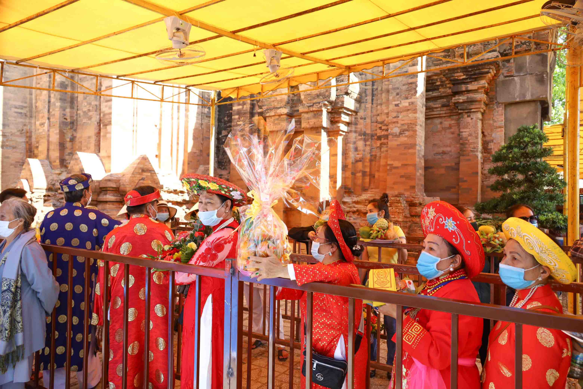 Pilgrims waiting to offer incense to the Holy Mother