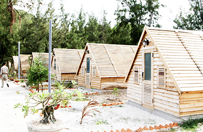 Các căn nhà gỗ với đầy đủ tiện nghi thuộc dự án Khu du lịch sinh thái nghỉ dưỡng Bình Ba được xây dựng từ năm 2016