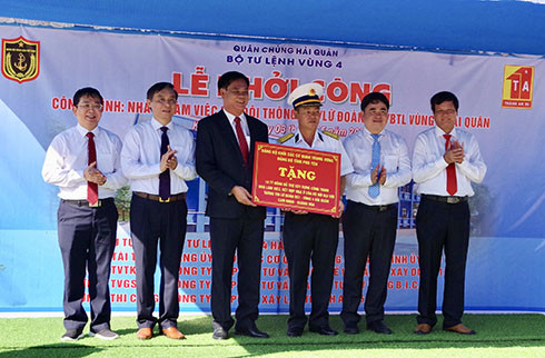 Đồng chí Huỳnh Tấn Việt, Uỷ viên Trung ương Đảng, Bí thư Đảng uỷ Khối các cơ quan Trung ương (thứ 3 từ trái qua) trao tượng trưng kinh phí xây công trình