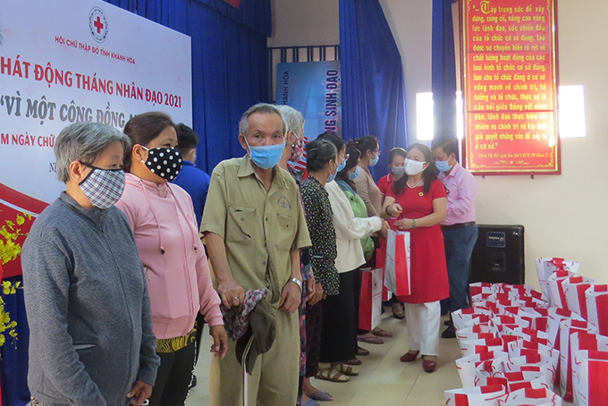 Phát động Tháng nhân đạo 2021 và trao 200 suất quà cho người nghèo