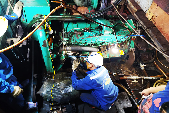 Nhân viên trung tâm giúp khắc phục sự cố cho tàu cá QNg 90684 TS.
