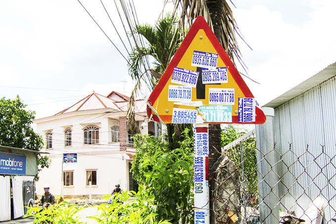 Nhiều biển báo giao thông bị dán rao vặt