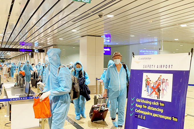 Công dân về từ nước ngoài nhập cảnh  tại Sân bay quốc tế Cam Ranh. 