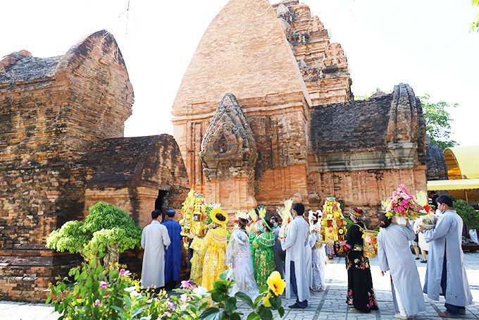 Người dân đến dự lễ hội Tháp Bà Ponagar.