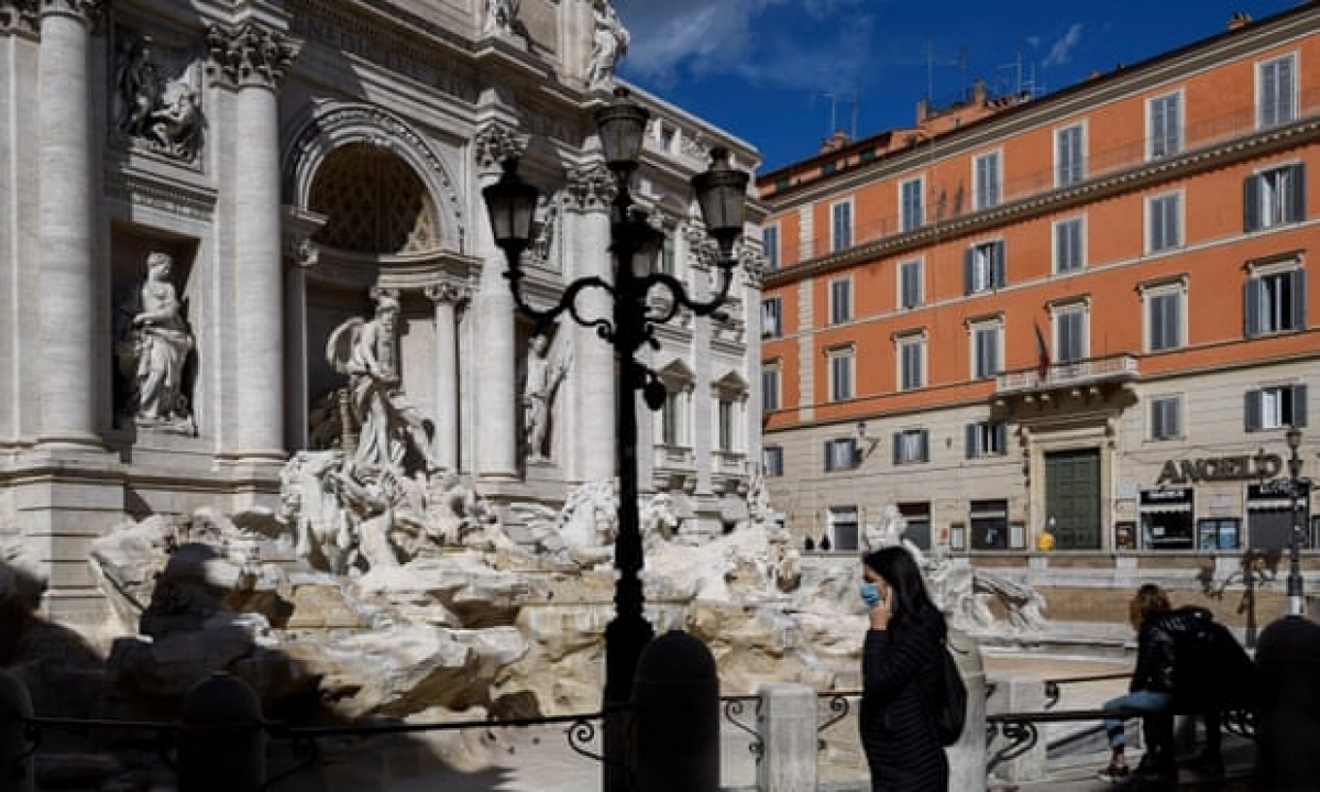 Du khách tại thủ đô Rome của Italy. Ảnh: The Guardian