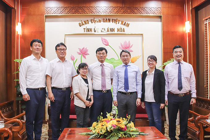 Ông Nguyễn Hải Ninh cùng đại diện Công ty TNHH Đóng tàu Hyundai Việt Nam.