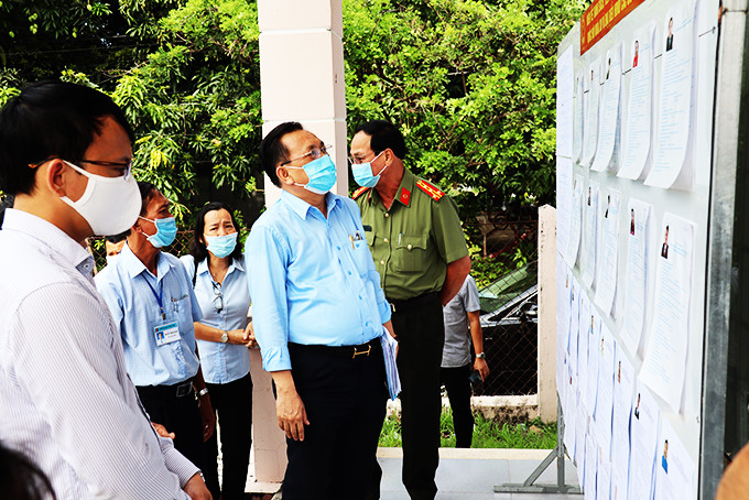 Đồng chí Lê Hữu Hoàng kiểm tra khu vực bầu cử Nghĩa Quý, phường Cam Nghĩa.
