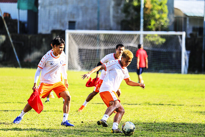 Các cầu thủ Khánh Hòa FC tập luyện chuẩn bị trước trận đấu.       